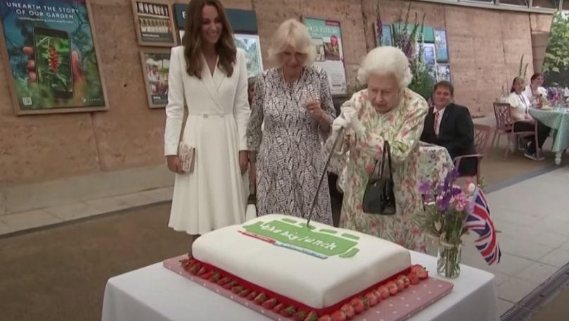 Regina Elisabeta a taiat un tort cu o sabie. Gestul ei a stârnit hohote