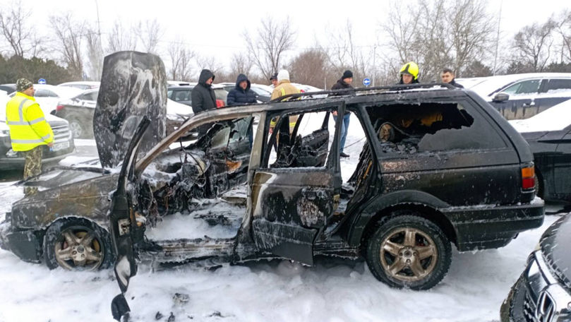Alertă la Aeroport: Un autovehicul a fost cuprins de flăcări în parcare