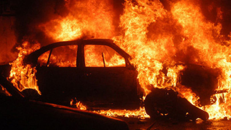 Maşină, filmată cum arde ca o torţă pe o stradă din Capitală