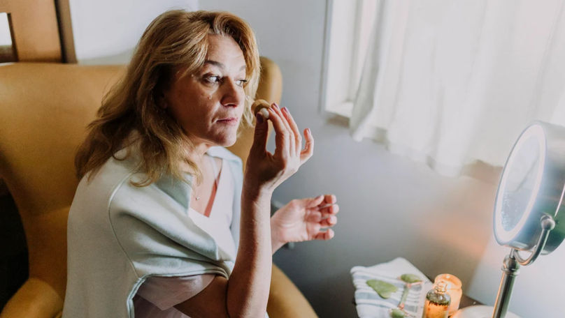 Zece greșeli de machiaj care fac femeile să pară mai în vârstă