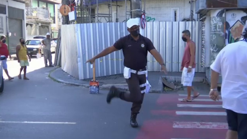 Polițist, filmat cum dirijează circulația prin dans: Reacția oamenilor