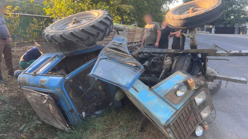 Un tractor s-a răsturnat la Briceni: Șoferul de 19 ani a ajuns la spital