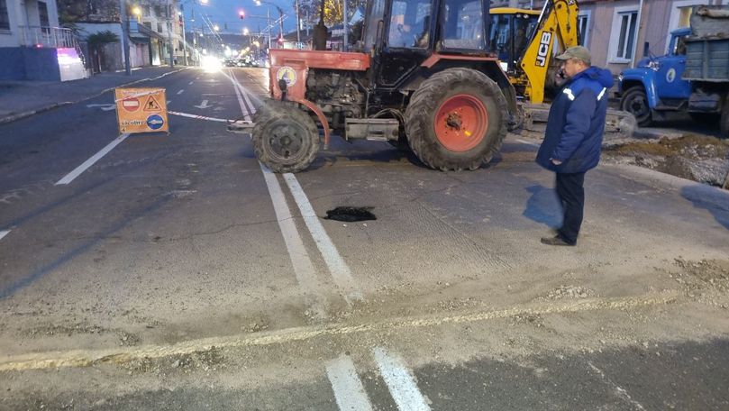 Pericol pe strada Ismail: Carosabilul riscă să se prăbușească