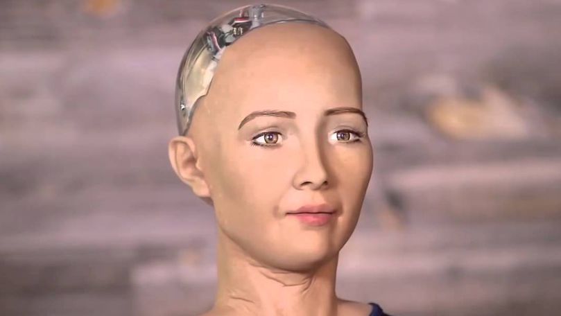 Создатель одного из первых андроидов "София" предупредил о скорой волне браков людей с роботами.
