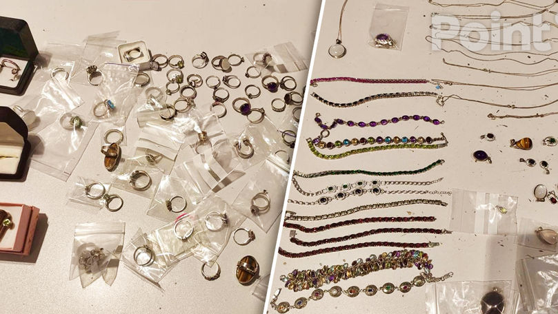 Sute de bijuterii nedeclarate ale unei ucrainence, confiscate la Chișinău.