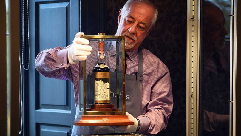 Cu cât s-a vândut la licitație cea mai scumpă sticlă de whisky din lume