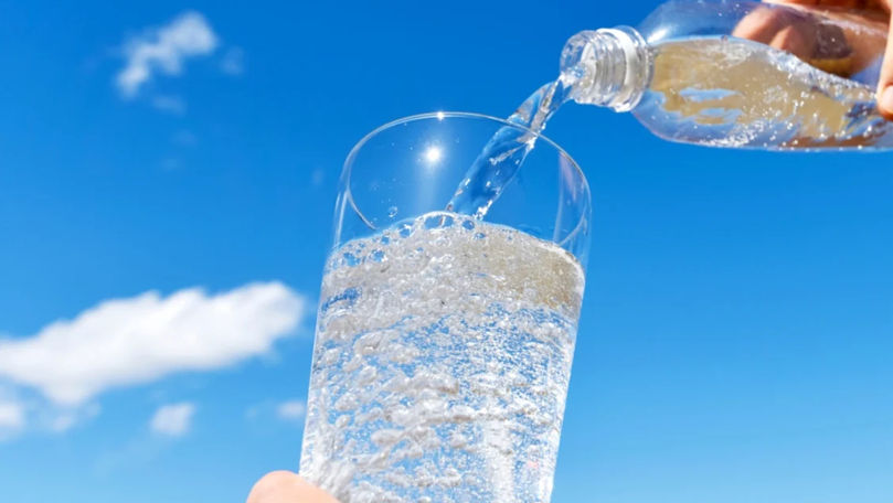 Apa carbogazoasă sau apa plată: Care e mai hidratantă
