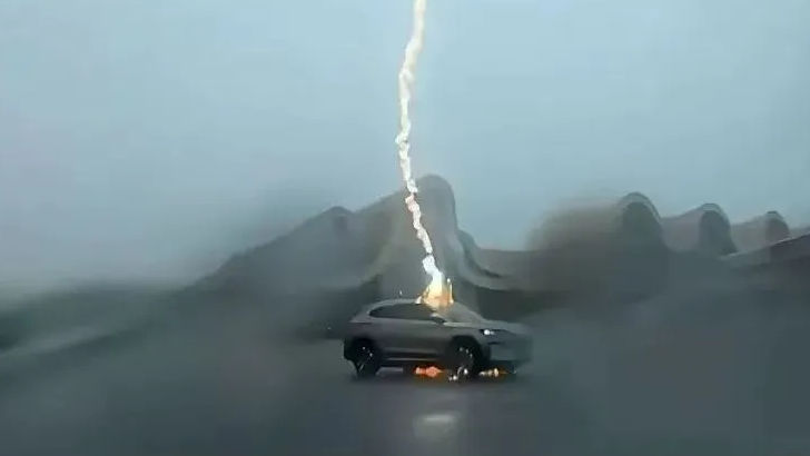 O mașină electrică BYD, lovită de trei ori de fulger: Fără pagube grave
