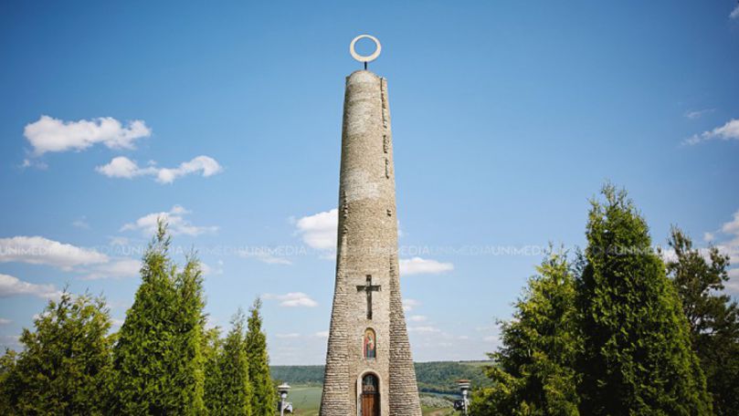 Lumânarea Recunoștinței - zidire din Moldova, filmată de la înălțime