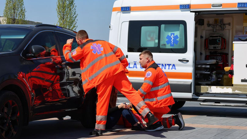 Alertă 112: Copil de trei ani, blocat într-o mașină parcată în Capitală