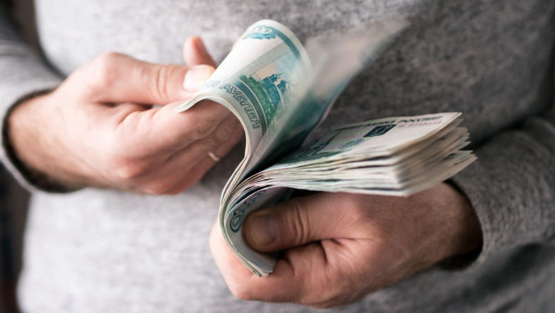 Rusoaicele care și-au pierdut soții în Ucraina ridică banii cu sacoșa