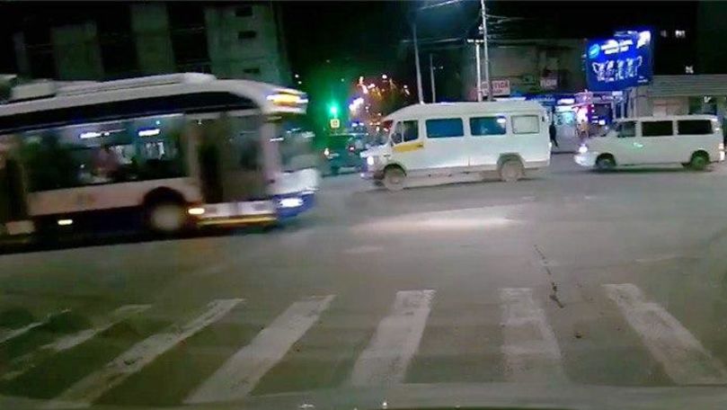 Moment periculos, filmat într-o intersecție aglomerată din Chișinău