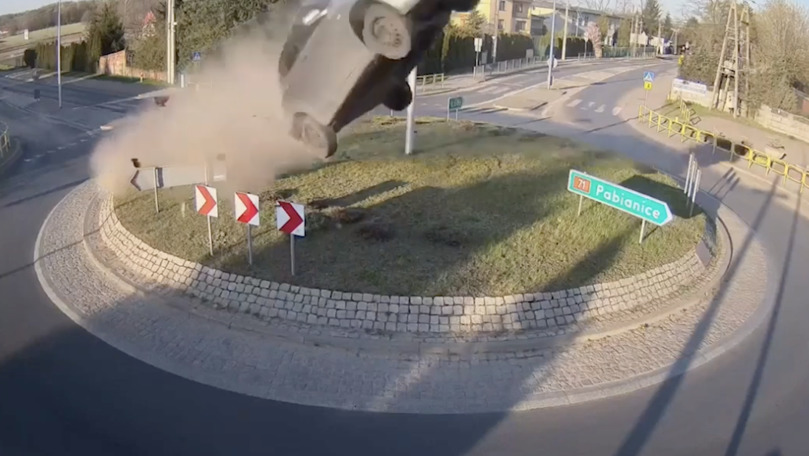 В Польше водитель на пустой дороге "отправил" свой Suzuki в полет.