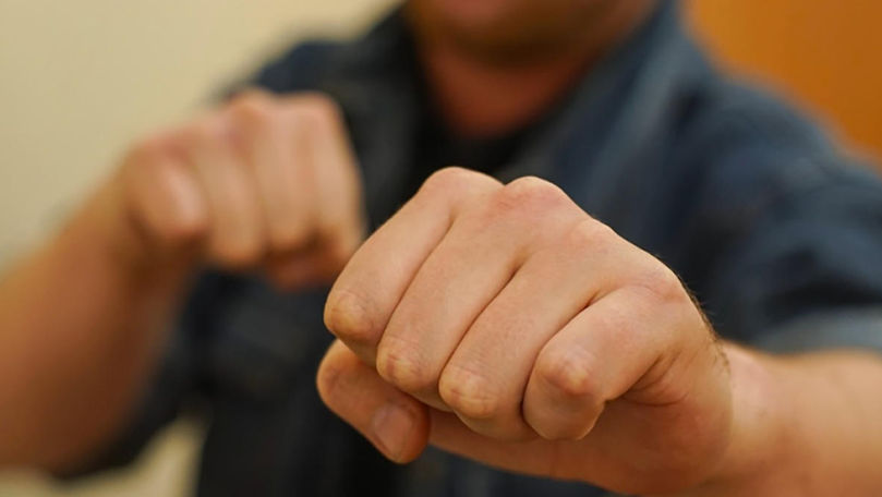 В Глодянах мужчина избил ученика и угрожал убить одноклассников своего сына.