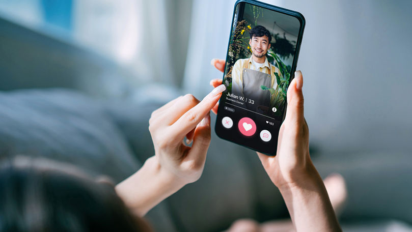 Persoanele singure din Japonia, plătite pentru a instala aplicații de întâlniri.