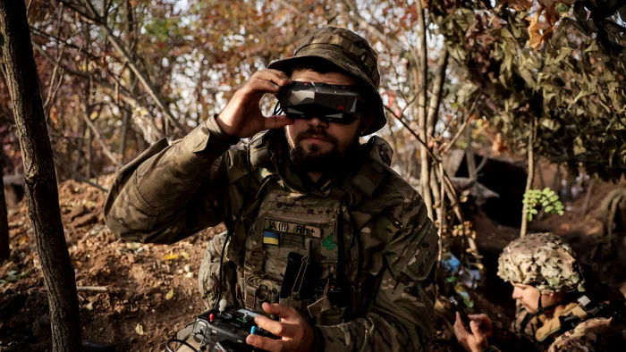Cum se camuflează rușii pe front folosind saci de gunoi