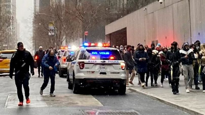 Мужчина напал с ножом на сотрудников Музея современного искусства в Нью-Йорке.