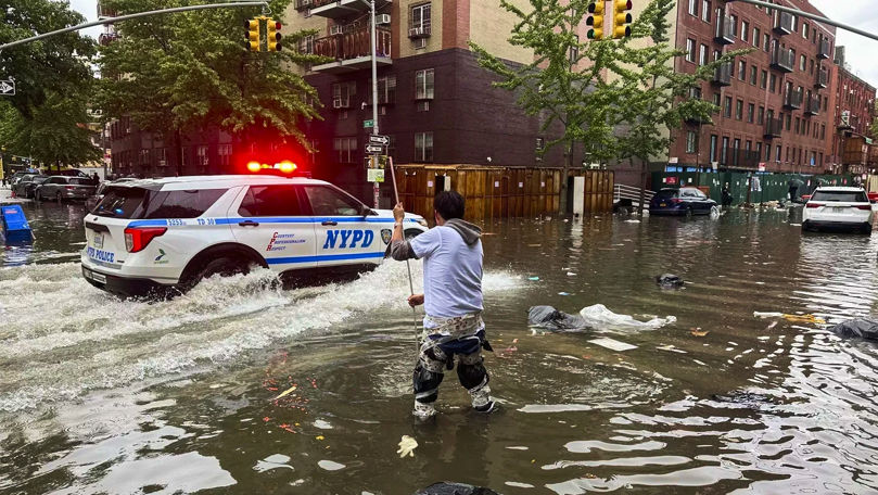 Inundații mari la New York. Ploile au paralizat metropola și străzile