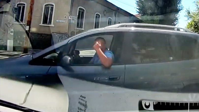 Șofer filmat cum încalcă regulamentul și jignește un alt conducător