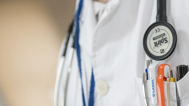 Medic român din Franţa, acuzat de hărţuire sexuală de opt colege