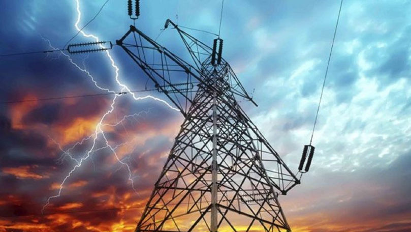 Avarii la două linii electrice de 400 kV, după furtuna puternică