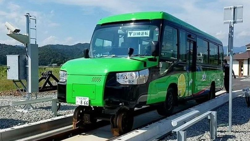 В Японии представили автобус, который за 15 секунд превращается в поезд.