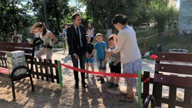 Un teren de joacă modern, amenajat în Buiucani