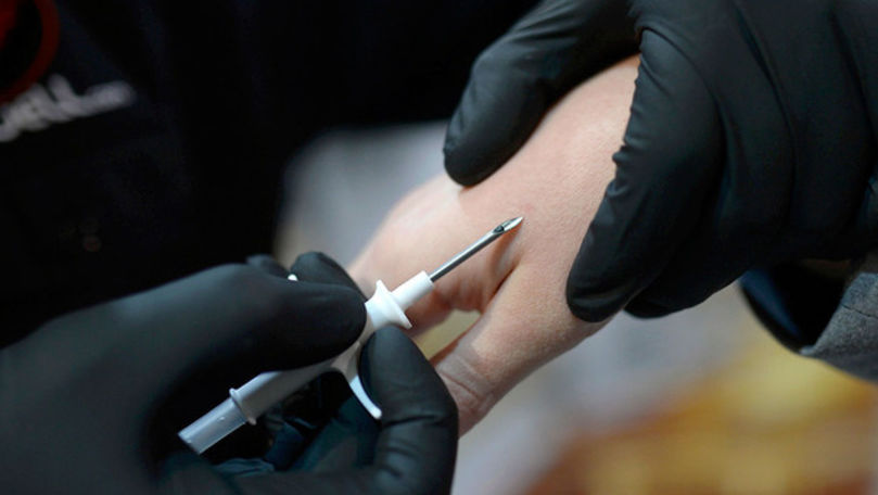 В Швеции уже около шести тысяч человек вживили себе под кожу микрочипы.