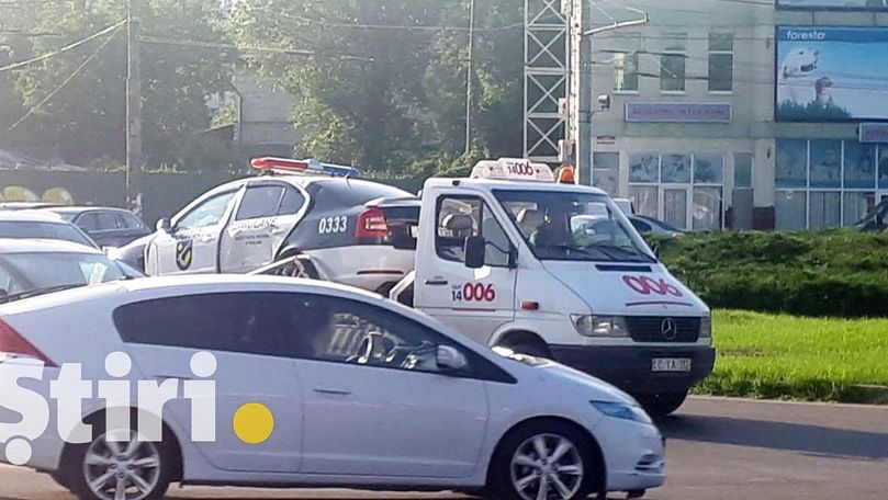 Mașină a Poliției, surprinsă accidentată pe o platformă din Chișinău