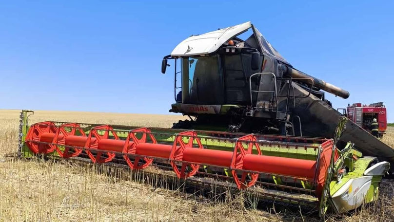 O combină agricolă, mistuită de flăcări pe un teren din satul Cubolta