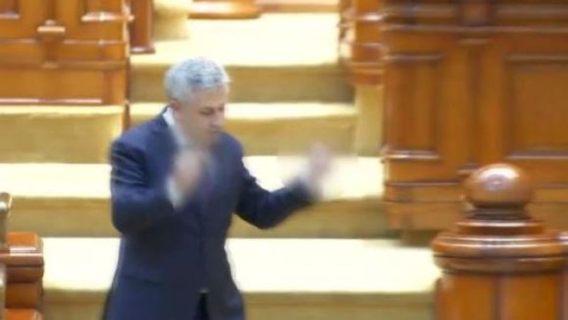 Plângere penală pentru un deputat după gesturile obscene din Parlament