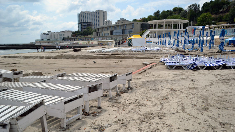 Cum arată o renumită plajă din Odesa după furtuna din weekend