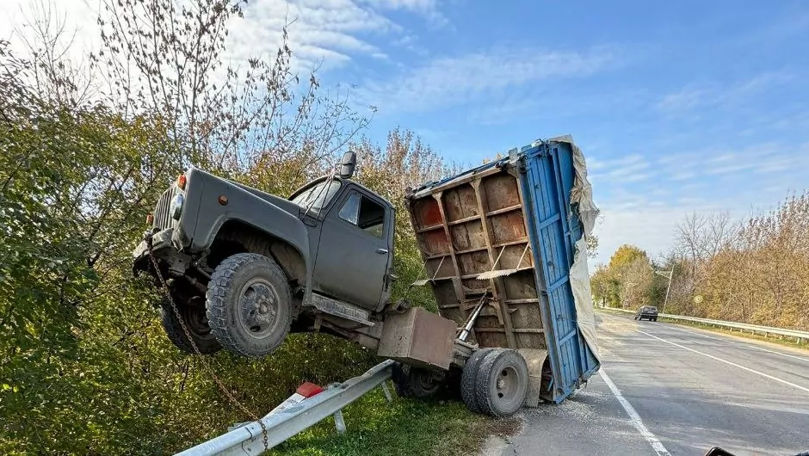 Accident la Edineț: Un camion care transporta sfeclă a ajuns pe parapet