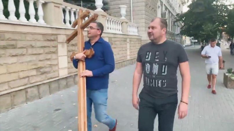 Ренато Усатый подарил главе МВД "мобильный" крест.