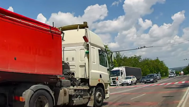 Un camion, la un pas de a tampona o tânără în Capitală: Poliția, martor