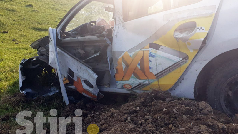 Taxi răsturnat după ce a lovit un pilon la Sângerei: Șoferul a murit