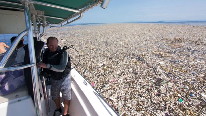 O mare de plastic a fost descoperită în largul unei insule exotice