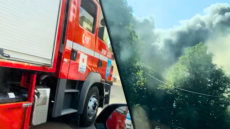 Incendiu în centrul Capitalei: Acoperișul unui local, cuprins de flăcări
