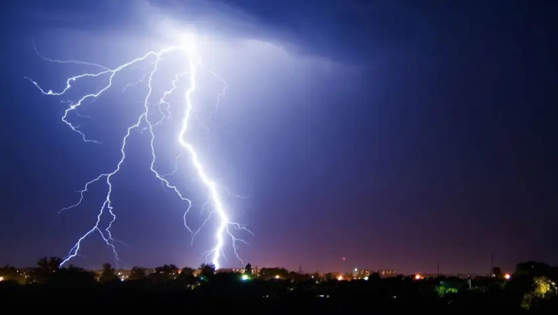 Ploi cu descărcări electrice la noapte, în Moldova: Prognoza meteo
