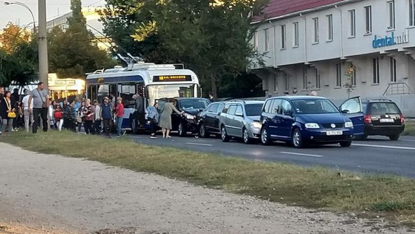 Accident în lanț în Capitală: Un troleibuz și 4 mașini, avariate