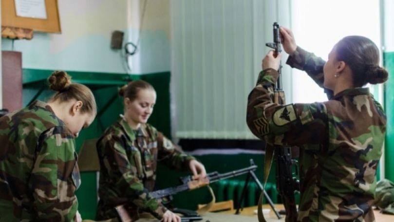 Mărturiile femeilor care aleg cariera militară în Republica Moldova