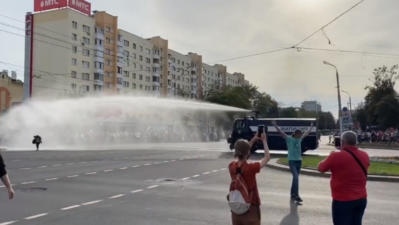 Nexta Live сообщает, что силовики со щитами начали блокировать улицы. 