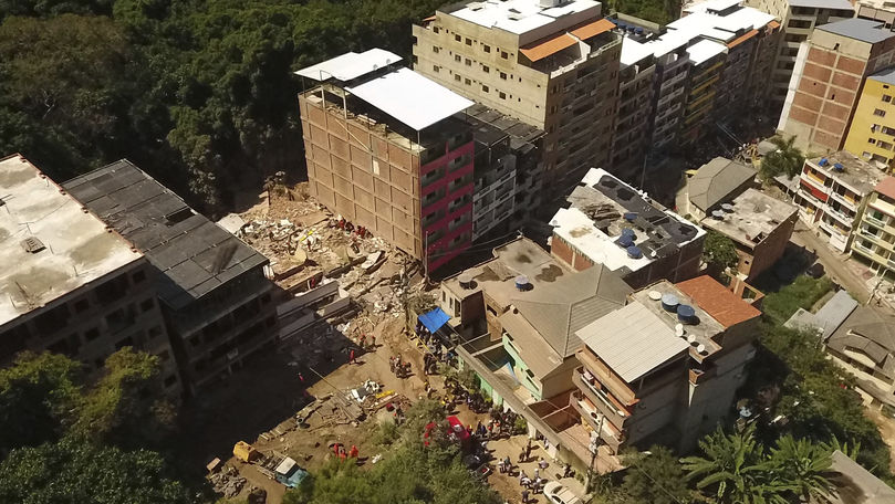 Două clădiri din Rio de Janeiro s-au prăbuşit din cauza inundaţiilor