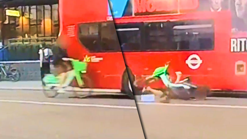 Accident devenit viral: O biciclistă se izbește de un autobuz la Londra