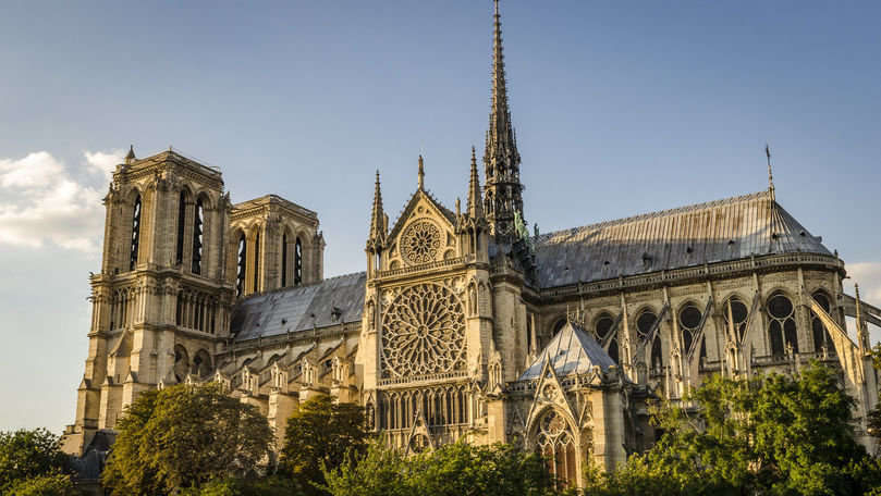 Românii au început să vândă online cenușă de la Catedrala Notre-Dame