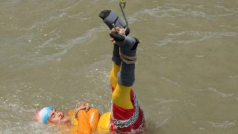 Un magician indian a dispărut în râu după ce a încercat un truc celebru