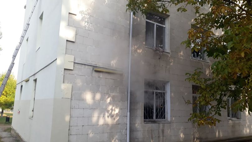 Incendiu la un cămin studențesc din Chișinău: 4 echipaje au intervenit