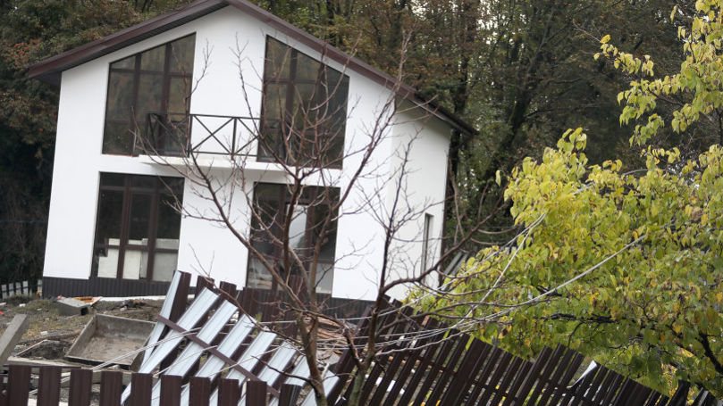 Стихия повредила около сотни домов в Сочи.