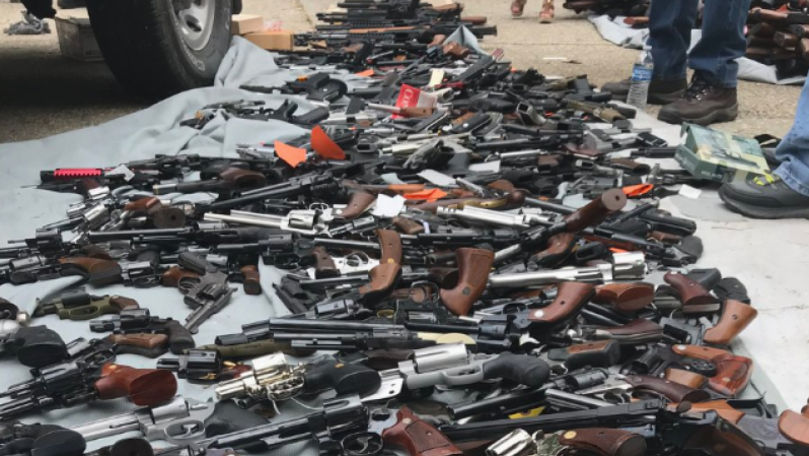 Peste 1.000 de arme au fost găsite în locuinţa unui bărbat din SUA