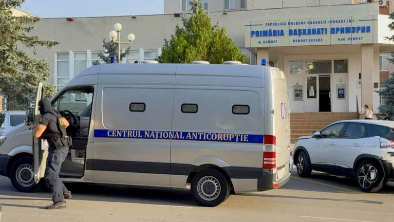 Finanțare ilegală a unui partid: 4 persoane, reținute de CNA la Comrat